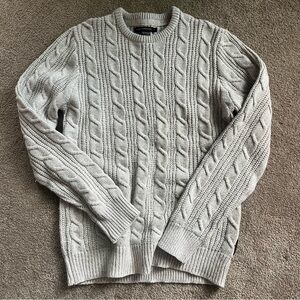 Light Gray and White Marled Cable Knit Mens Sweater | Size Medium